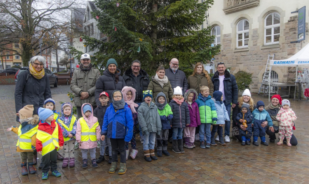 Weihnachtsbaumschmücken auf dem Aplerbecker Marktplatz